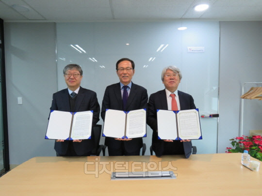백승철 대한토목학회 부회장(왼쪽부터), 박영석 건설안전단체총연합 회장, 하기주 대한건축학회 회장이 지난 18일 서울 강남 테헤란로 한국건축구조기술사회 사무실에서 국민 안전 확보 업무협약서를 들어보이고 있다.<대한토목학회 제공>